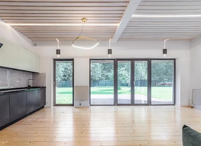 Варианты использования колонн при отделке коттеджей