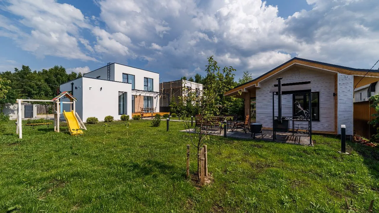 Благоустройство территории: весенние работы с газоном