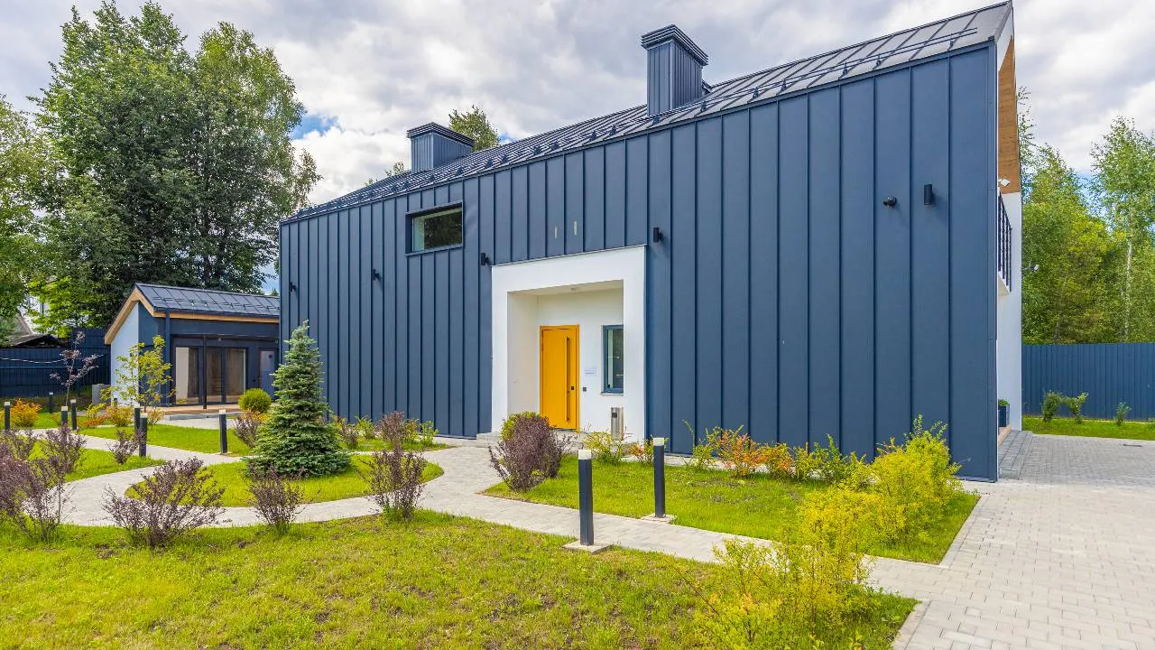 Монтаж кровли из металлочерепицы